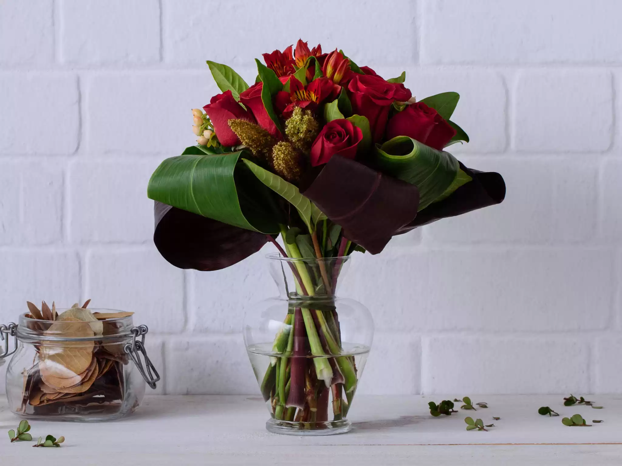 Arranjo De Flores Mistas Vermelhas Em Vaso