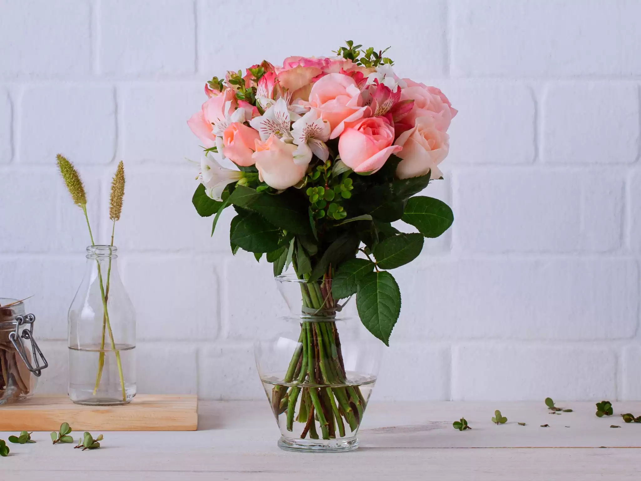 Arranjo De Rosas E Astromelias Rosas Em Vaso