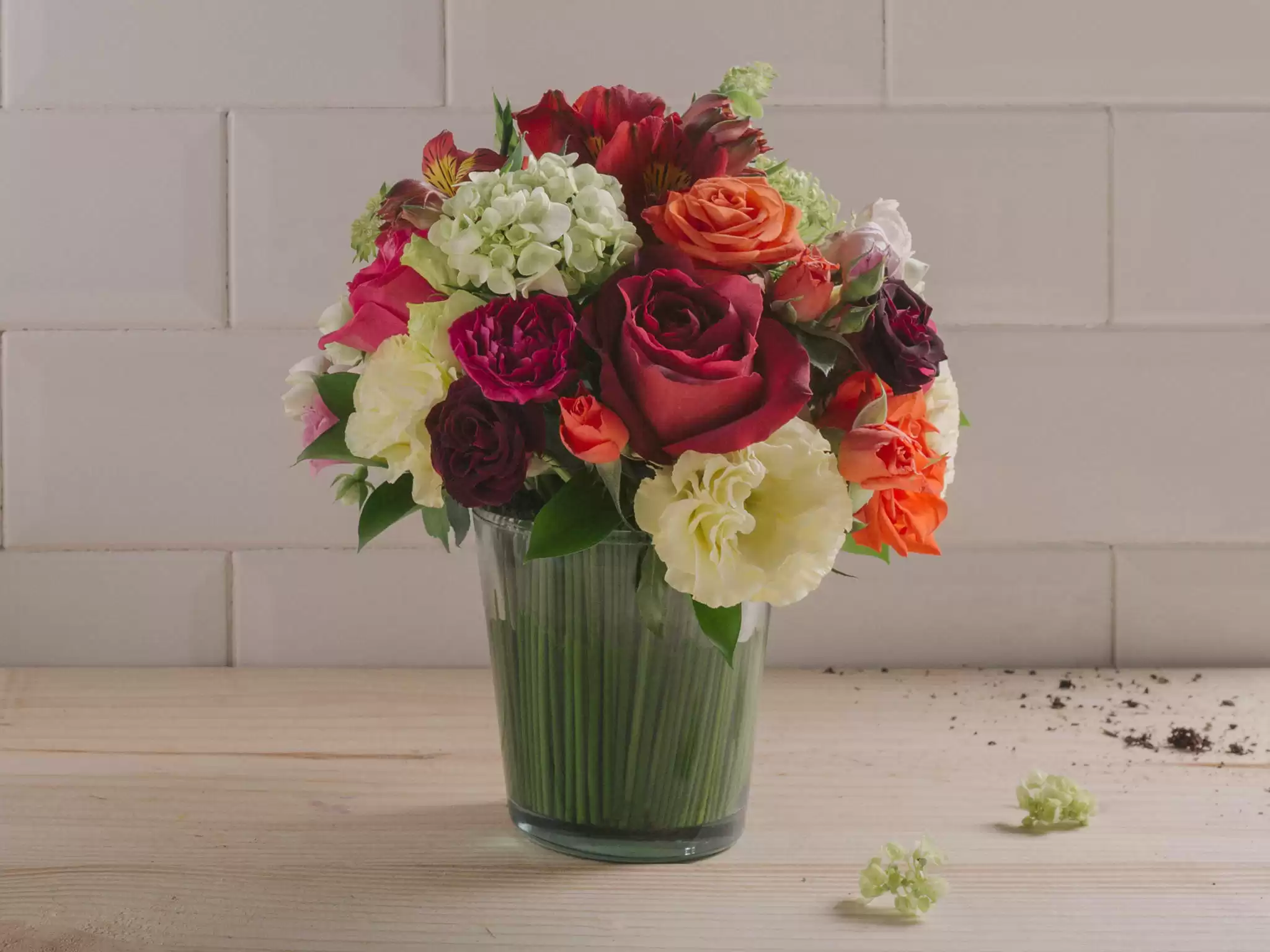 Arranjo De Rosas Lisianthus E Astromelias Coloridas Em Vaso